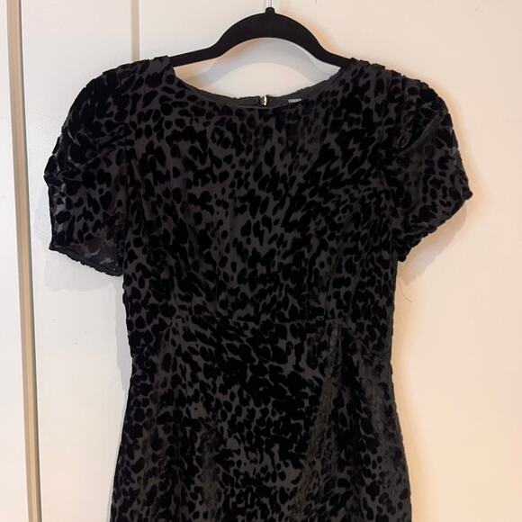 L'Agence for Barneys New York Black Embossed Short Sleeve Shift Dress Sz 4 - Picture 2 of 11